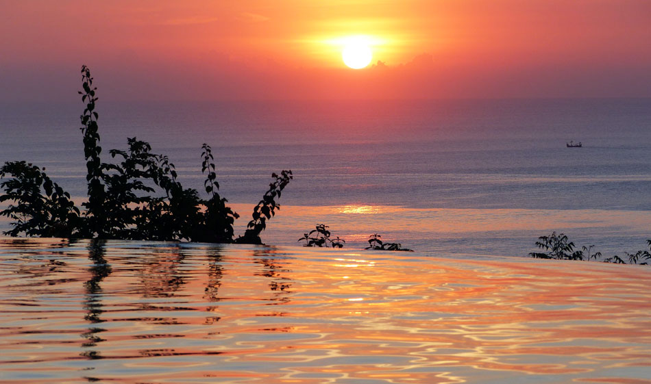 coucher de soleil sur piscine à Bali