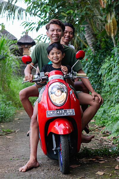 enfants sur scooter à Bali