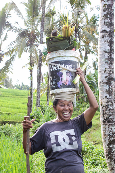 paysanne rigolote dans les rizières à Bali