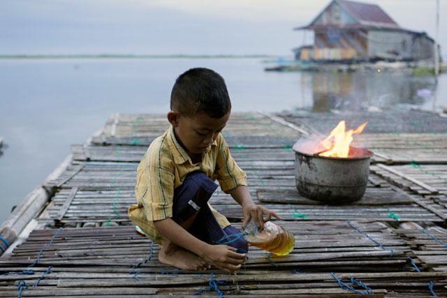 enfant lac Tempe Sulawesi