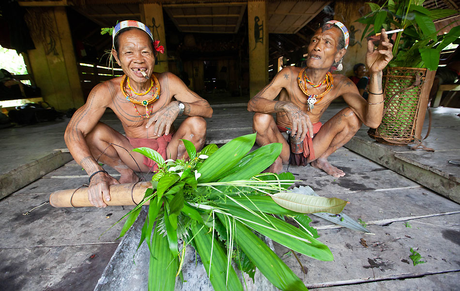 Sumatra Mentawai homme fleurs